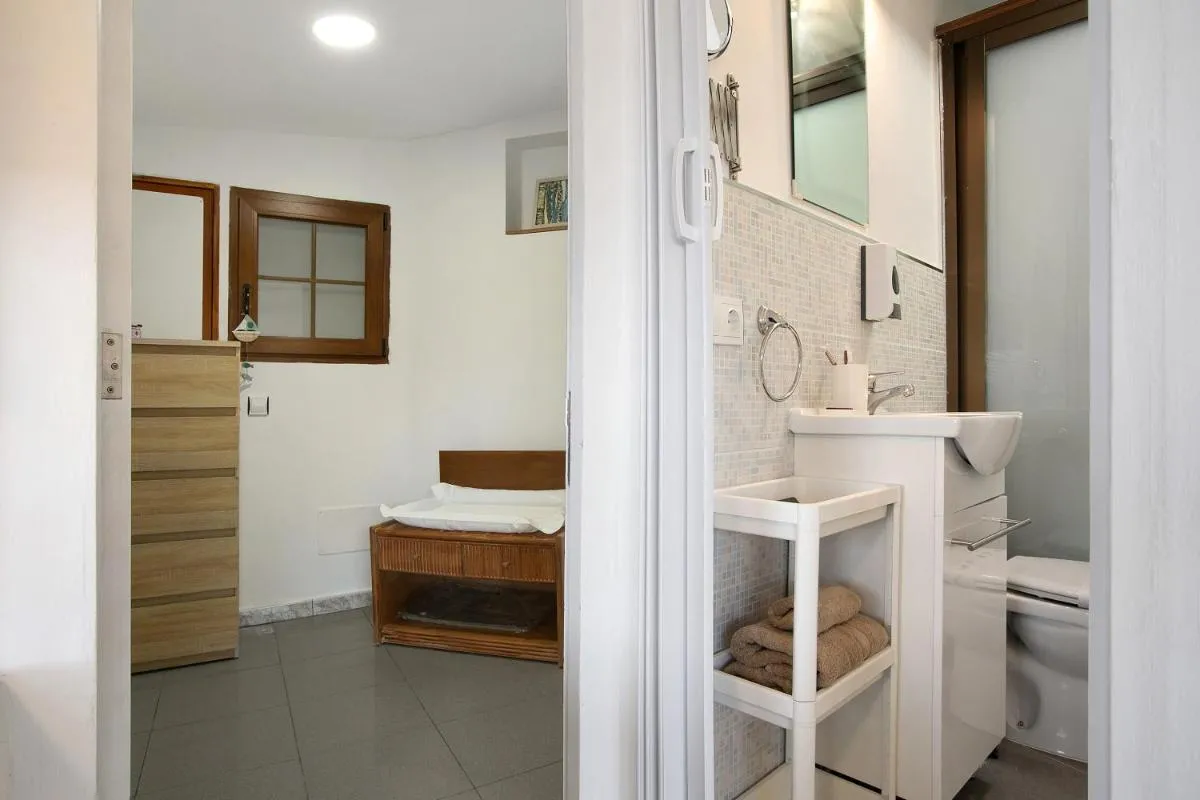 Image 2 of Bisangel House