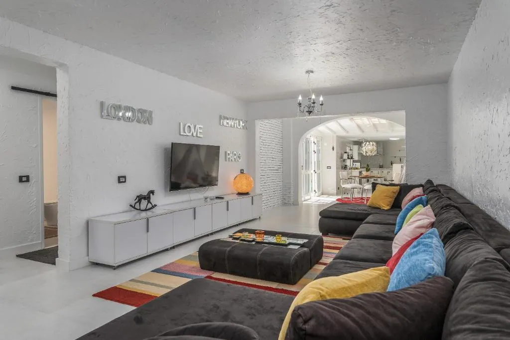 Image 3 of Casa Lounge