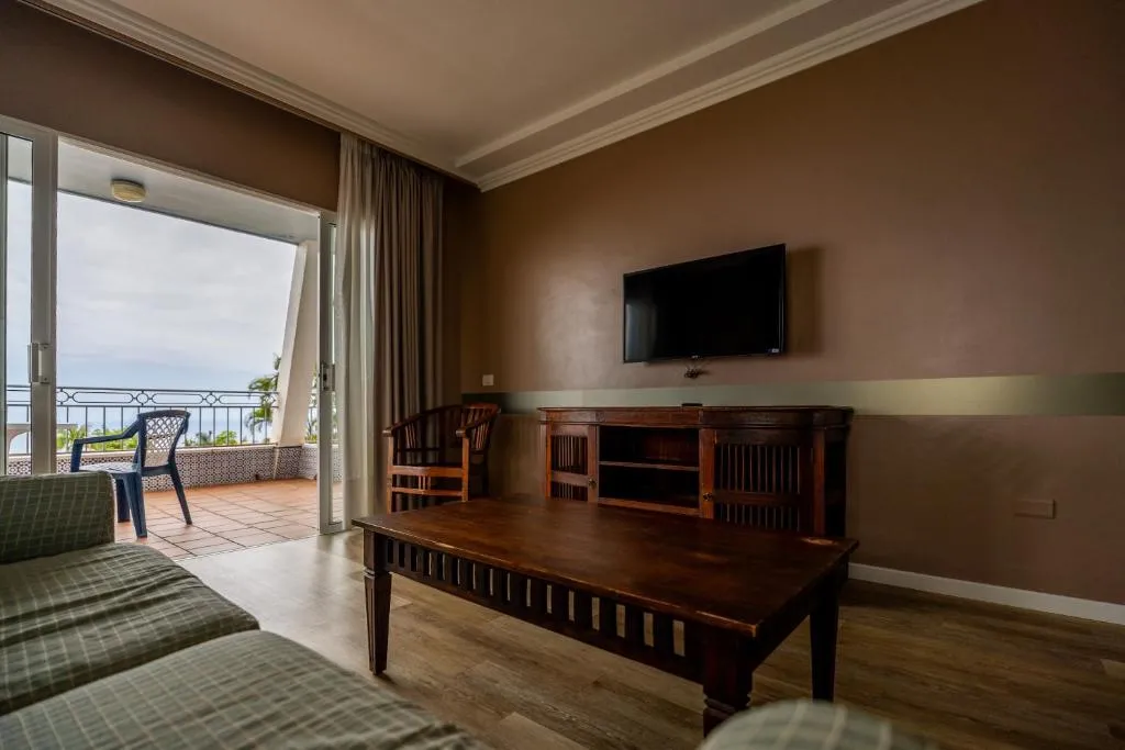Image 2 of Coral La Quinta Park Suites