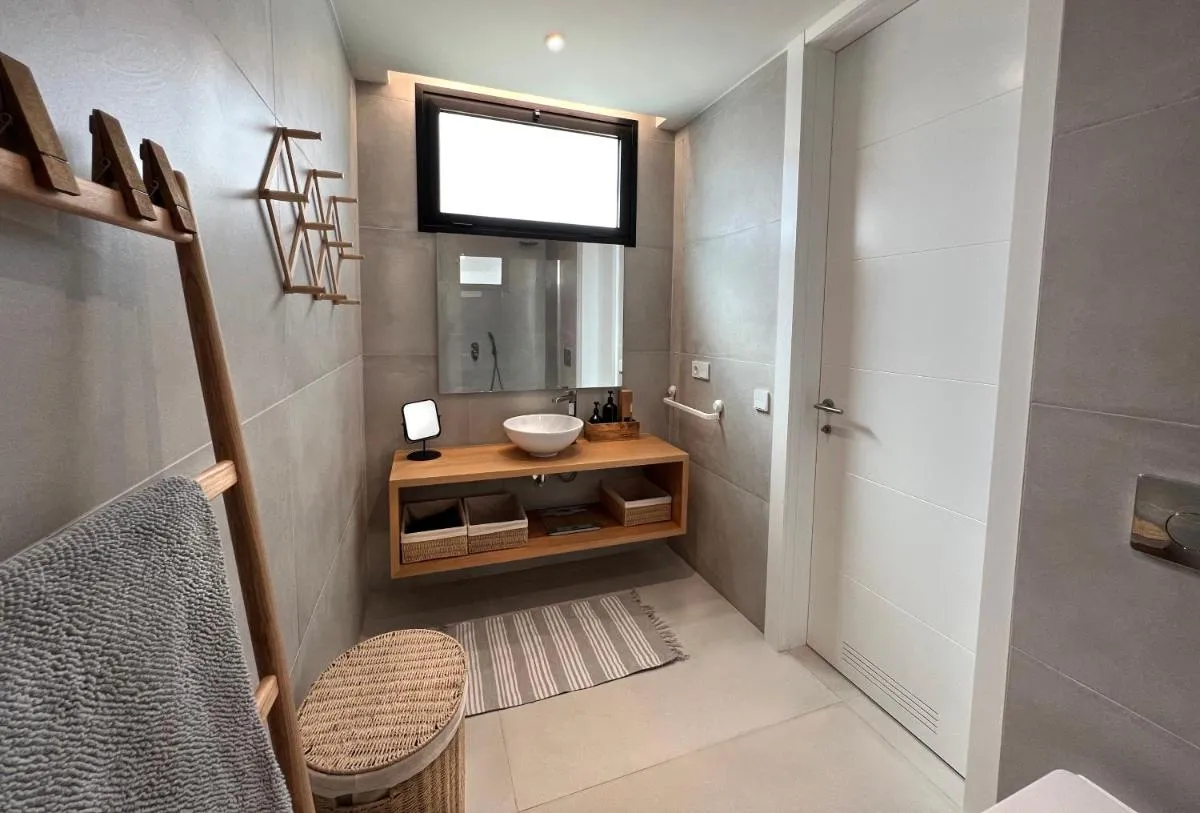 Image 2 of 3 bedrooms, spacious apartment 60 m from the beach