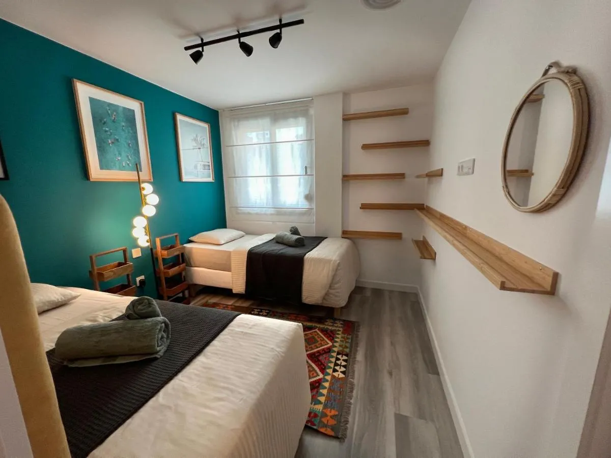 Image 1 of 3 bedrooms, spacious apartment 60 m from the beach