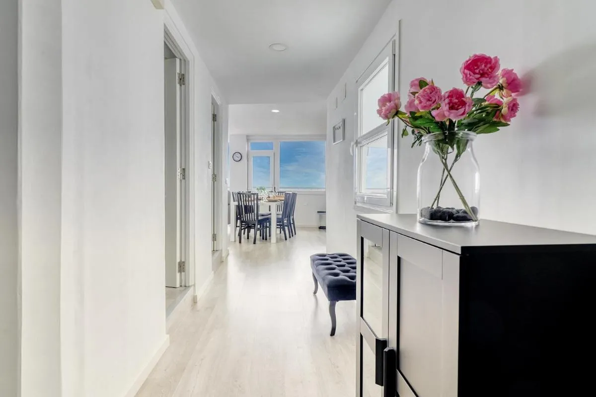 Image 5 of Central Modern Apartment with Private parking & Ocean view & Coffee corner