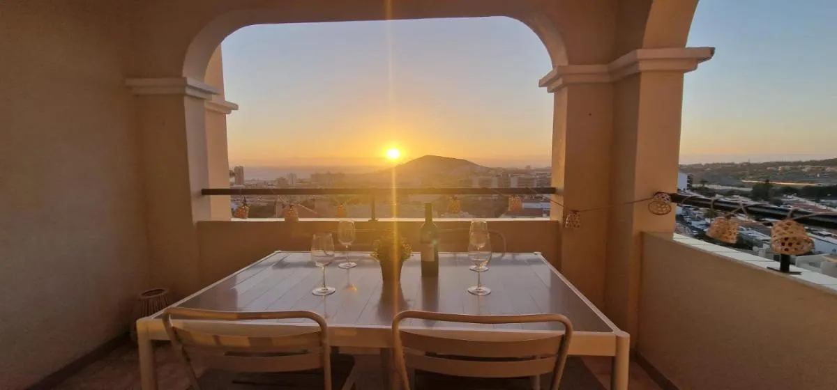 Image 4 of Cosy, 3 bedroom apartment, with heated pool and ocean view, Los Christianos, Arona