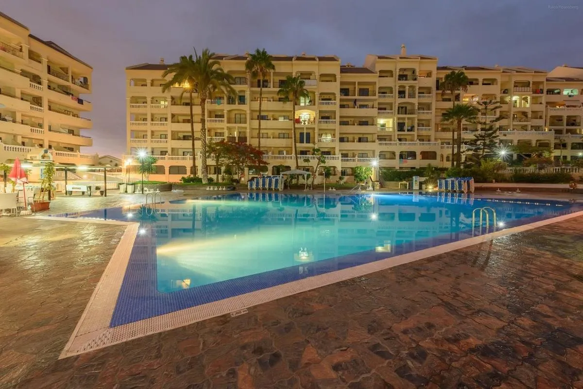 Image 2 of Cosy, 3 bedroom apartment, with heated pool and ocean view, Los Christianos, Arona