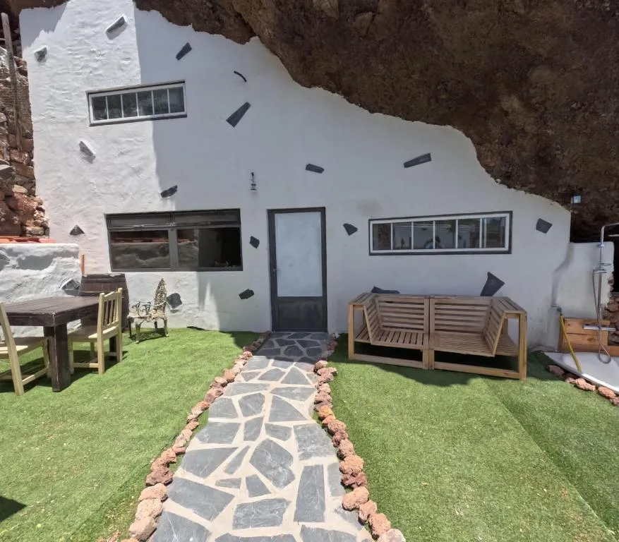 Image of Cueva rural ” Old London ” with Jacuzzi and swimming pool