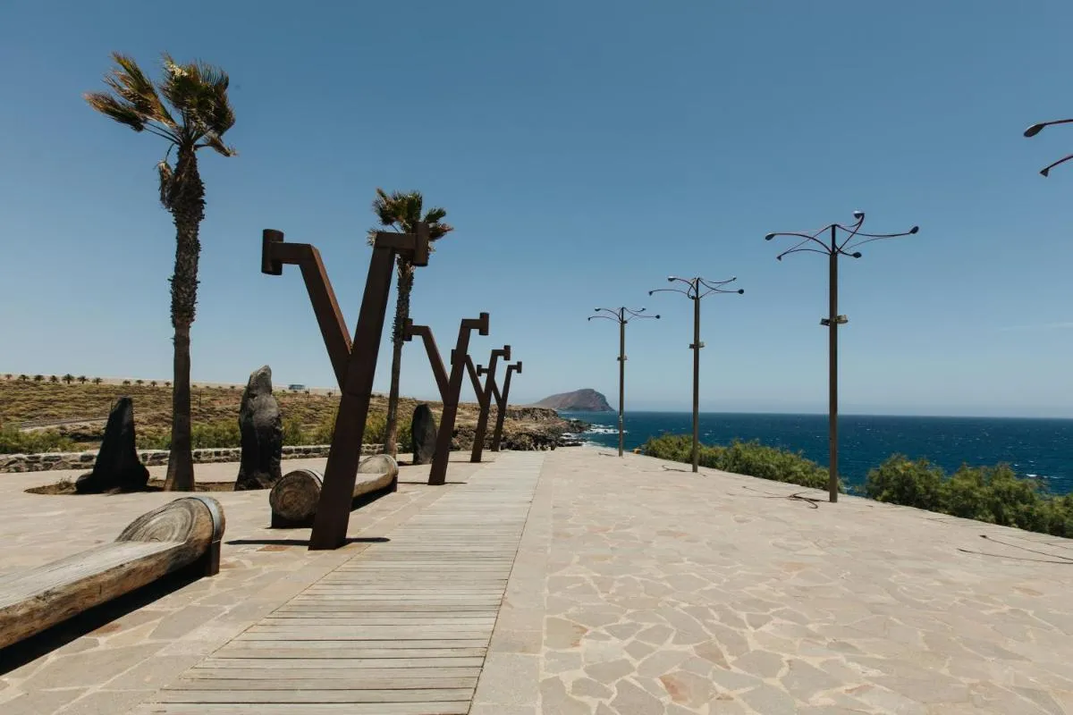 Image 5 of El Mirador: sea views from the shore