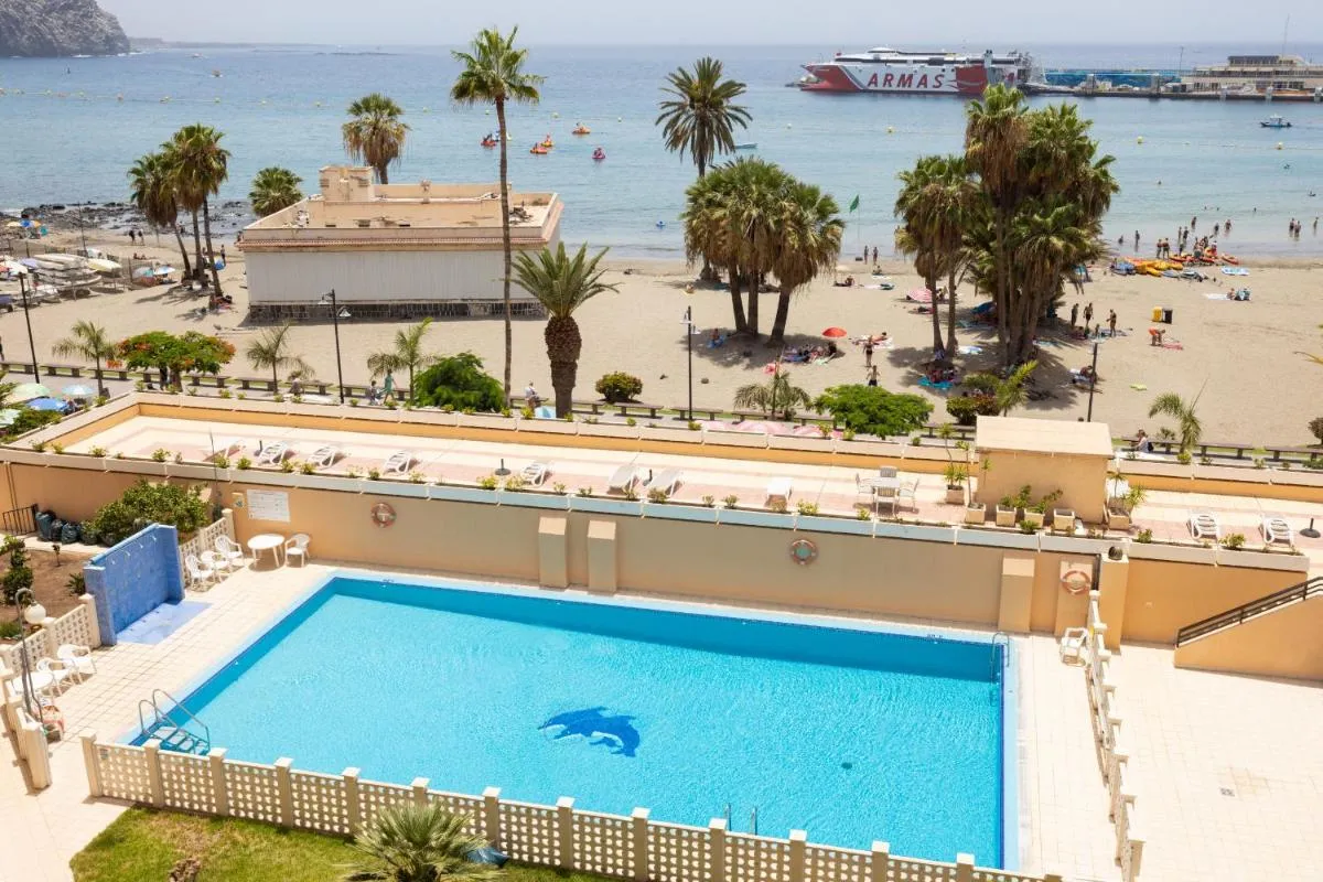 Image 2 of Frontline Penthouse with heated pool and parking