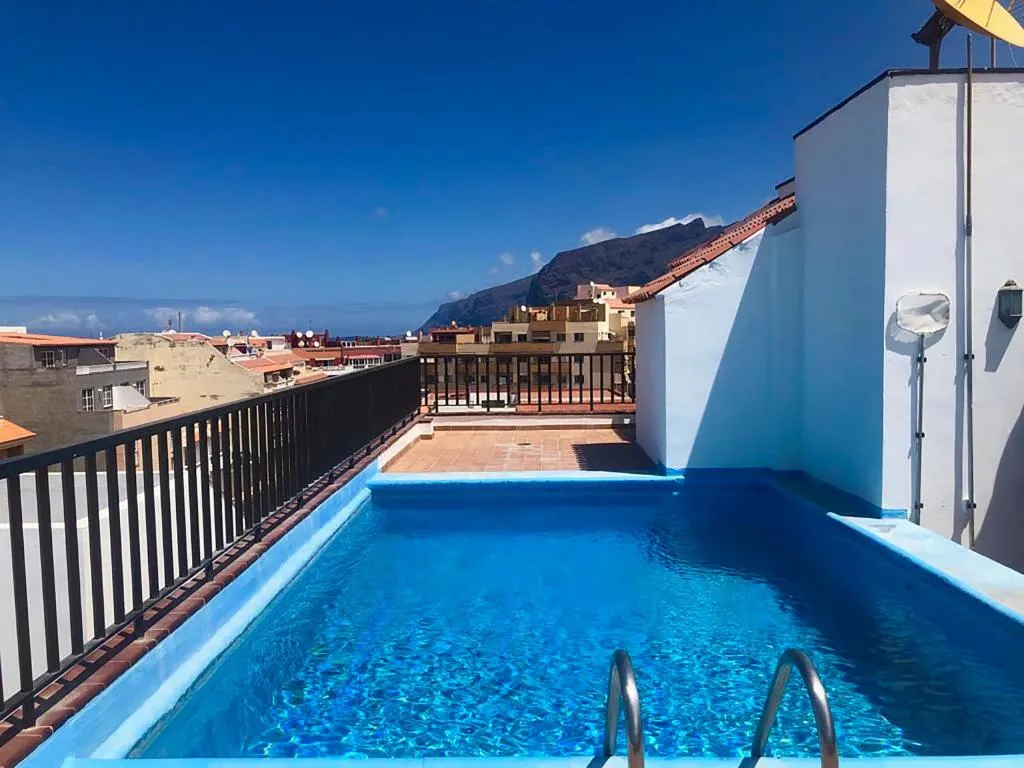Image of Los Angeles 3 Bed Apartment with Pool
