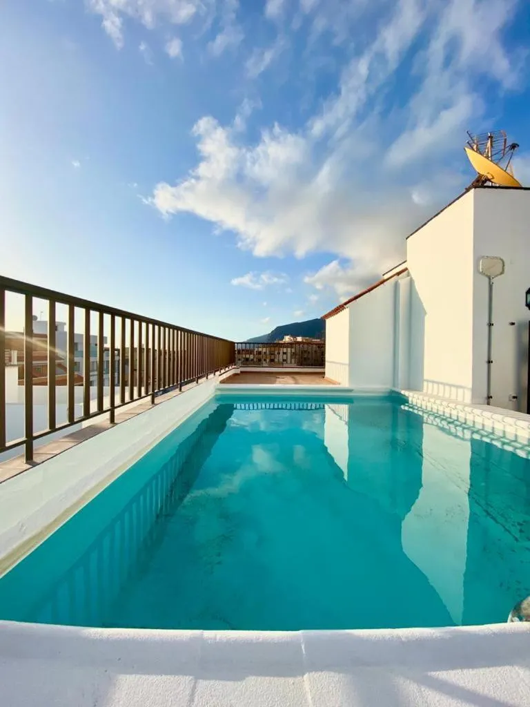 Image 3 of Los Angeles 3 Bed Apartment with Pool