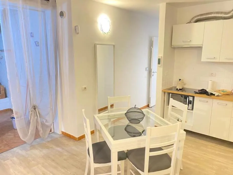 Image 2 of Lovely apartment with pool