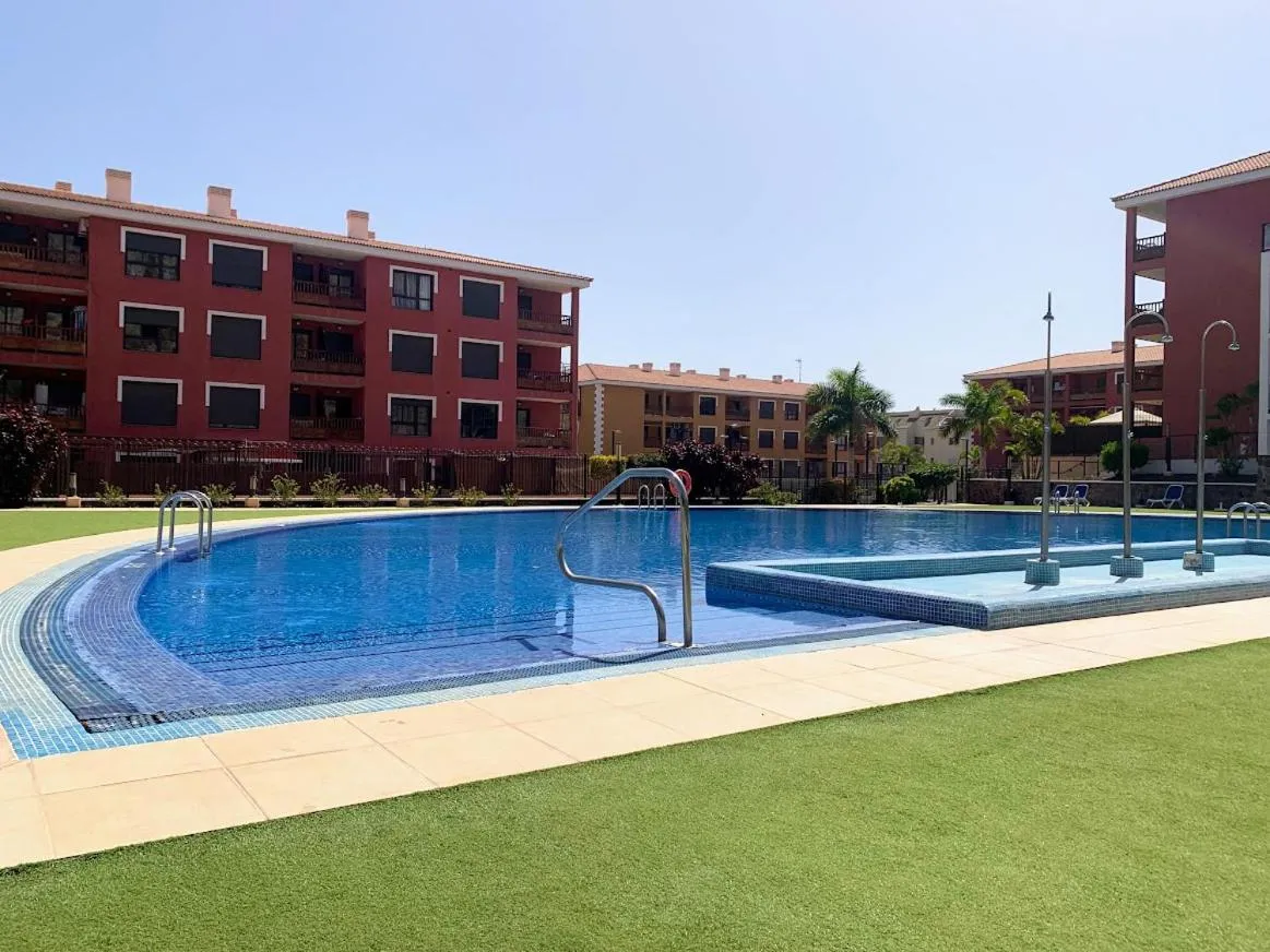 Image 3 of Luminoso y Elegante, piscinas y pistas de pádel