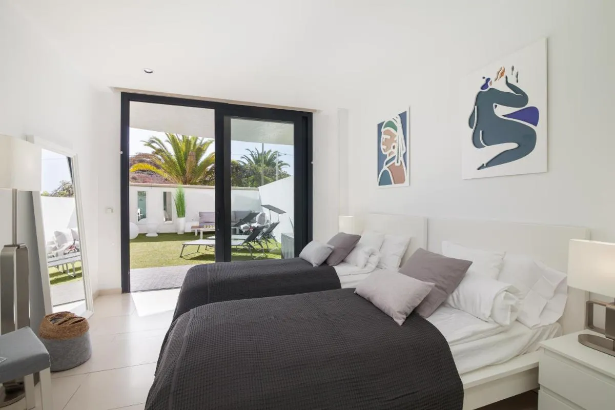 Image 1 of Luxury Avilla Las Olas – swimming pool 85m long – garage