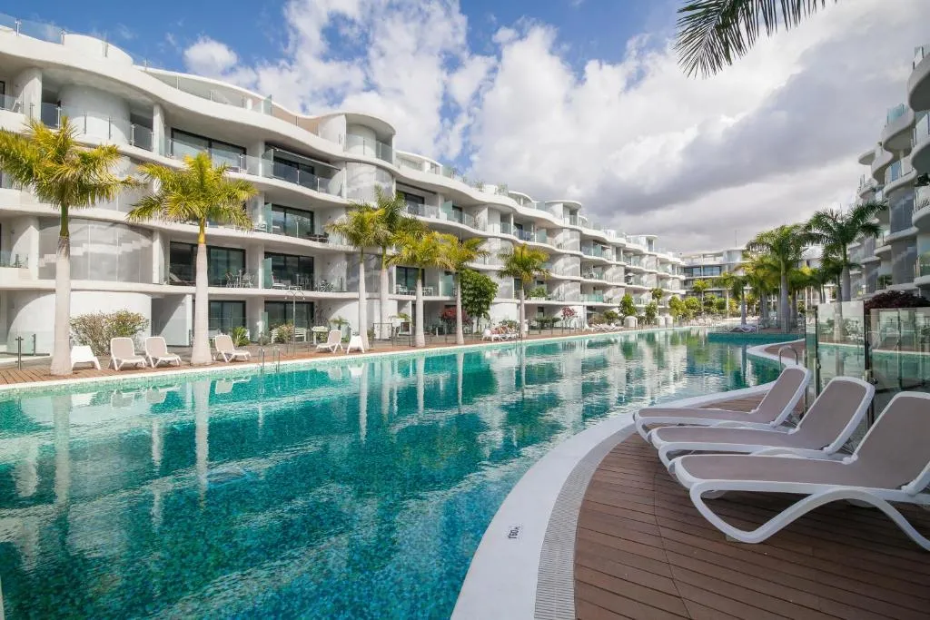 Image of Luxury Avilla Las Olas – swimming pool 85m long – garage