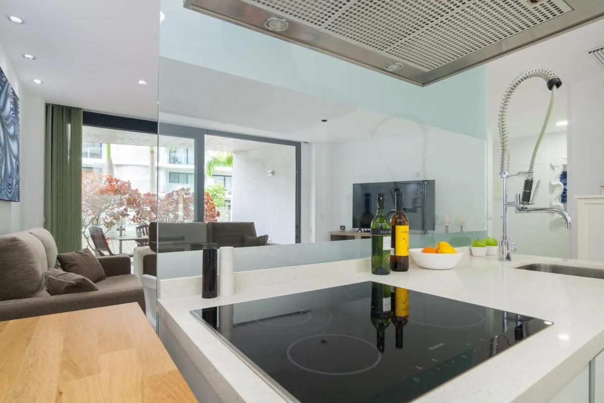 Image 2 of Luxury Avilla Las Olas – swimming pool 85m long – garage