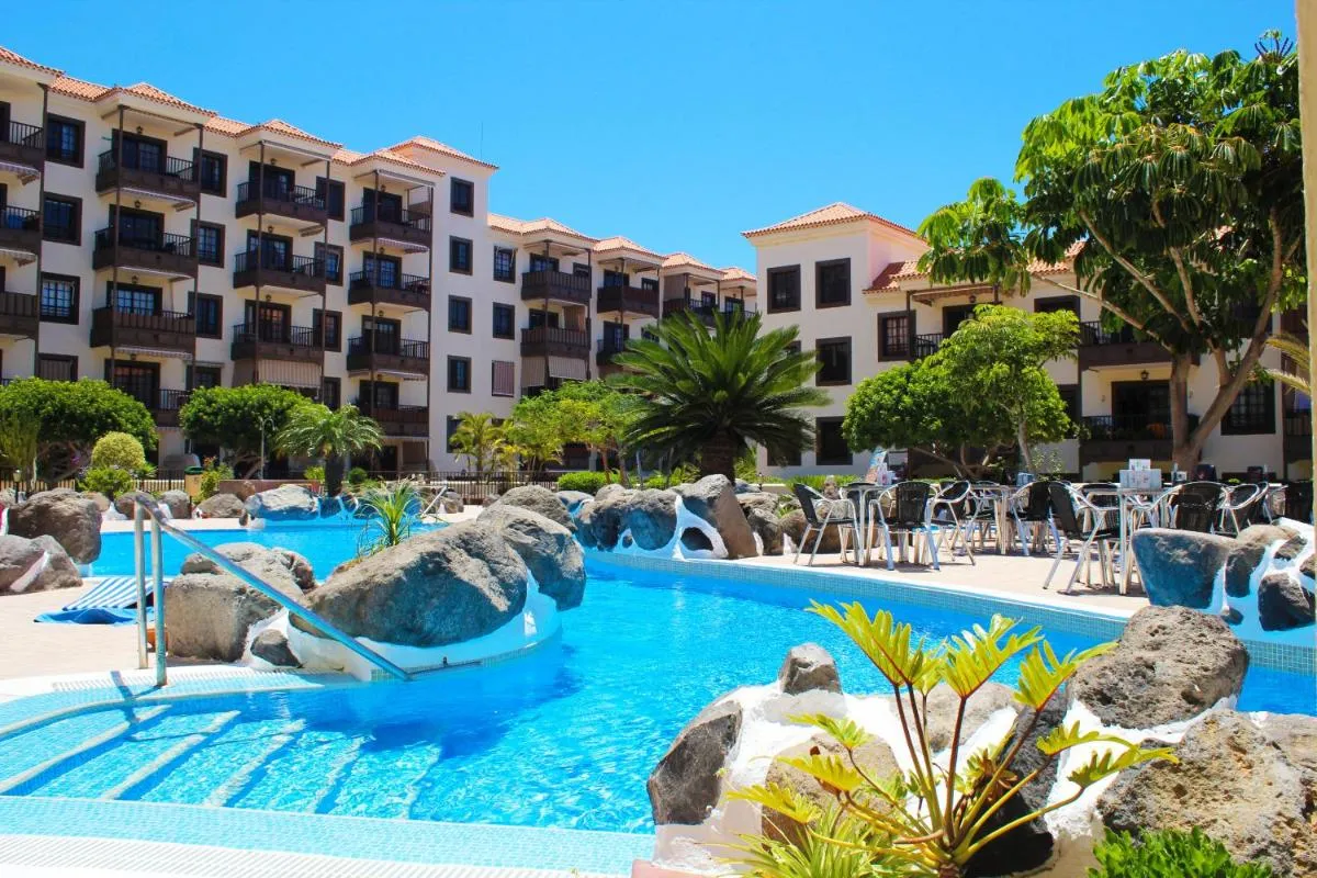 Image 3 of Mar y piscina en Costa del Silencio