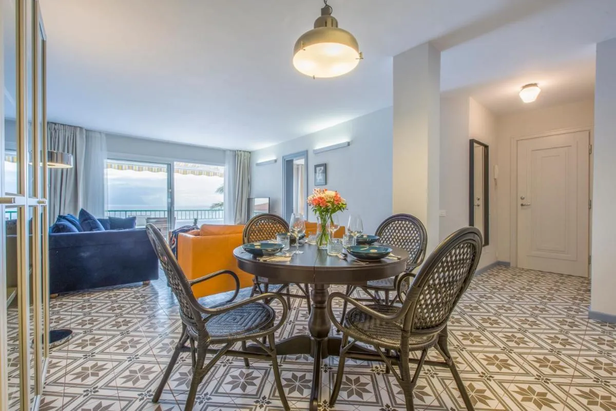 Image 4 of Modern, bright and welcoming oceanfront apartment