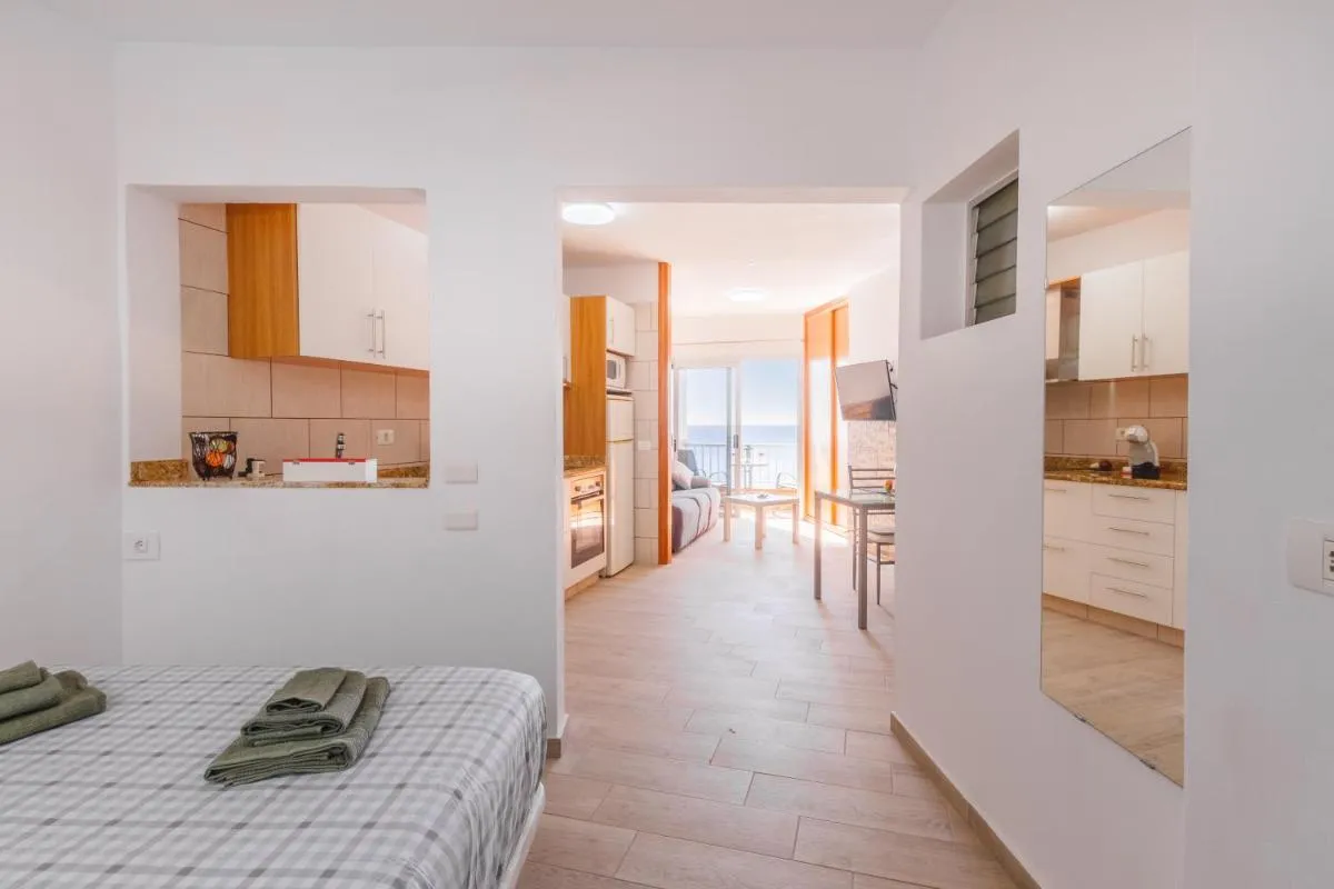 Image 3 of Spacious studio next to the sea with stunning views