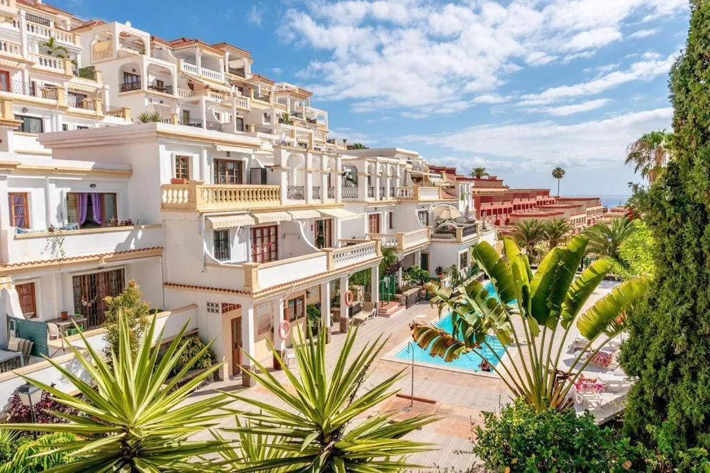 Image 2 of Stylish design with ocean, pool view, King size bed, Wifi, Smart Tv, free parking 2 pools access