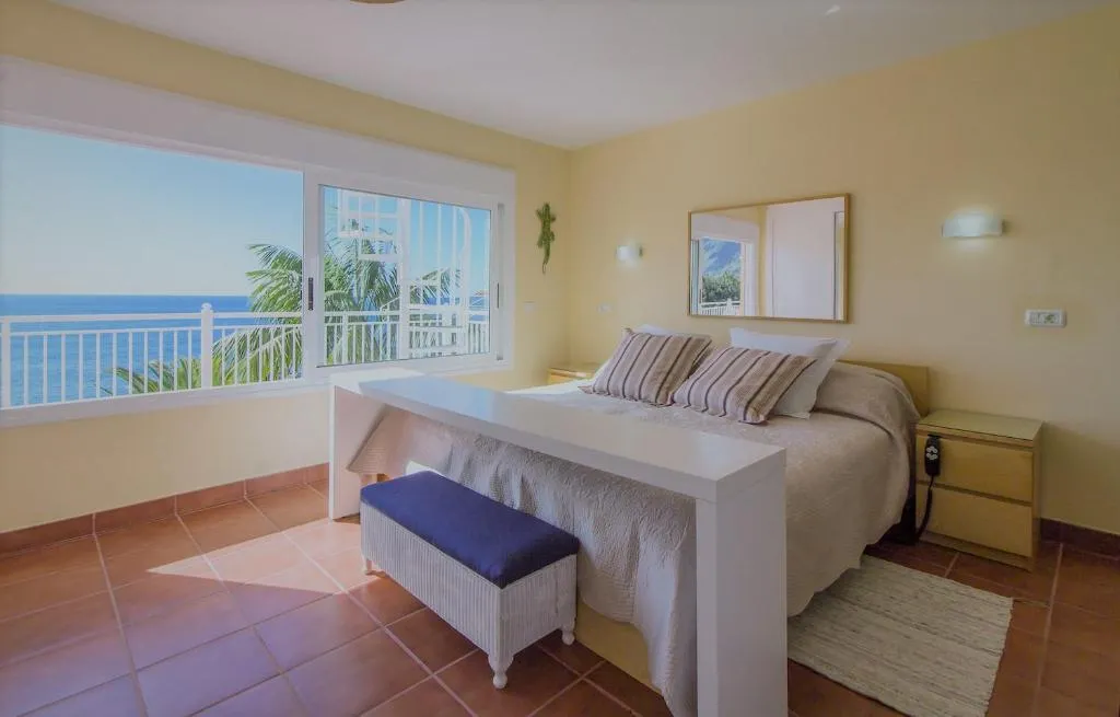 Image of Villa in protected space in front of the sea