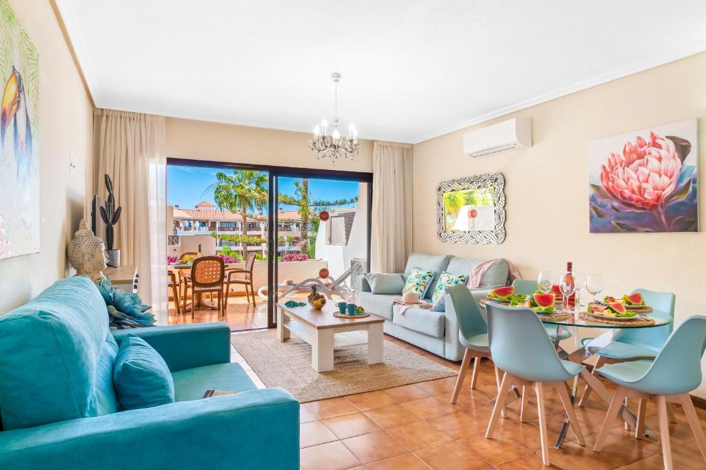 Image of Azzurro vibe with ocean sight in heated pool complex – Tropical Dream