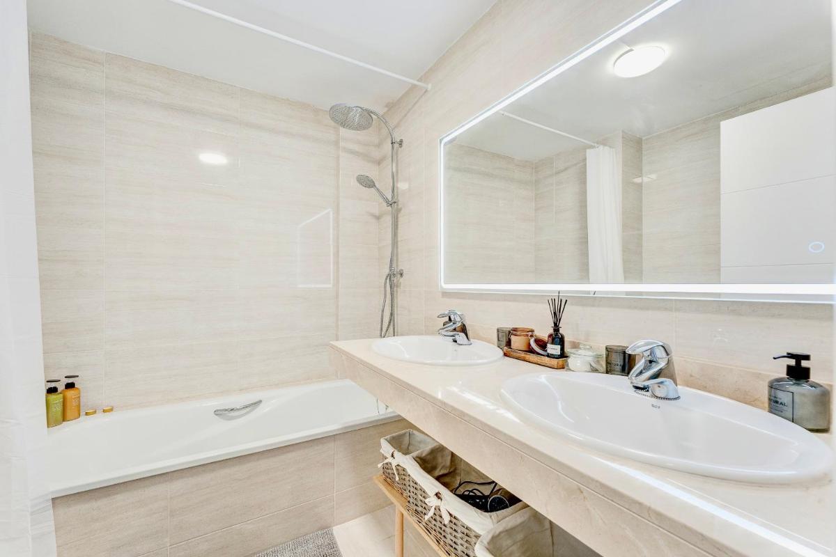 Image 2 of Black Beach Luxury Vacation House