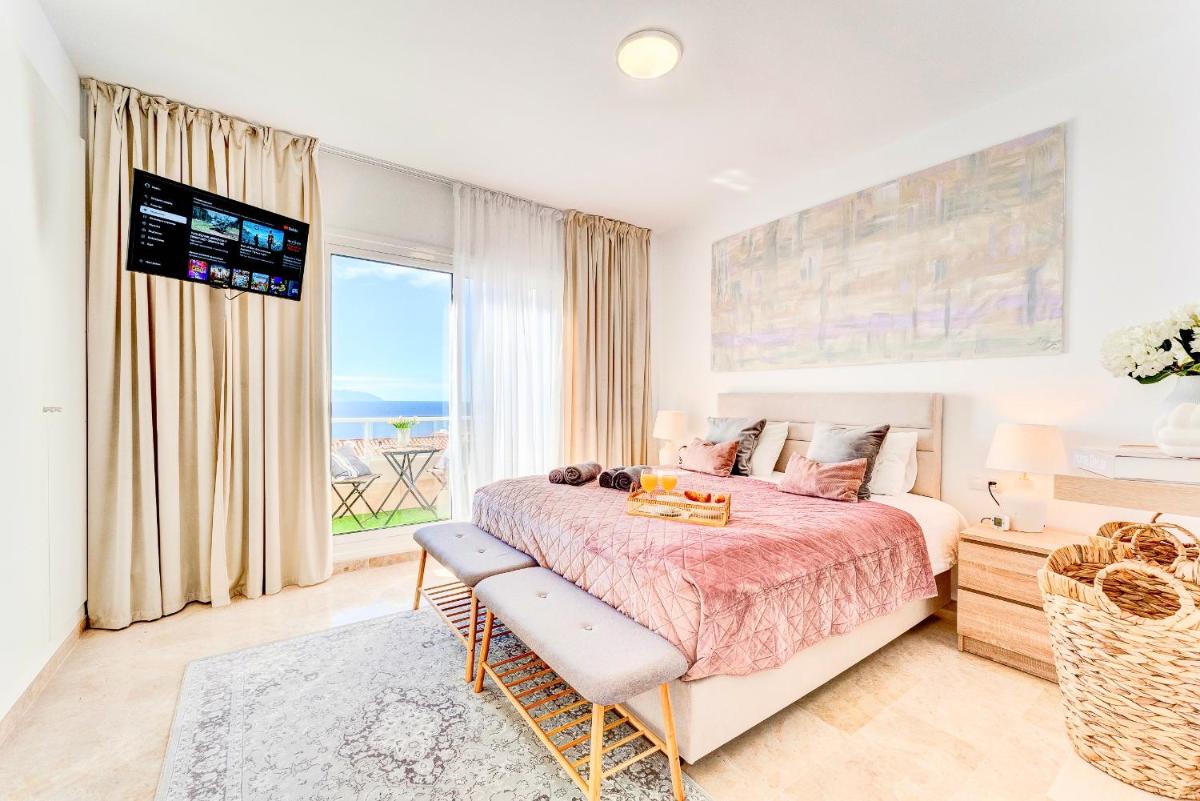 Image 1 of Black Beach Luxury Vacation House
