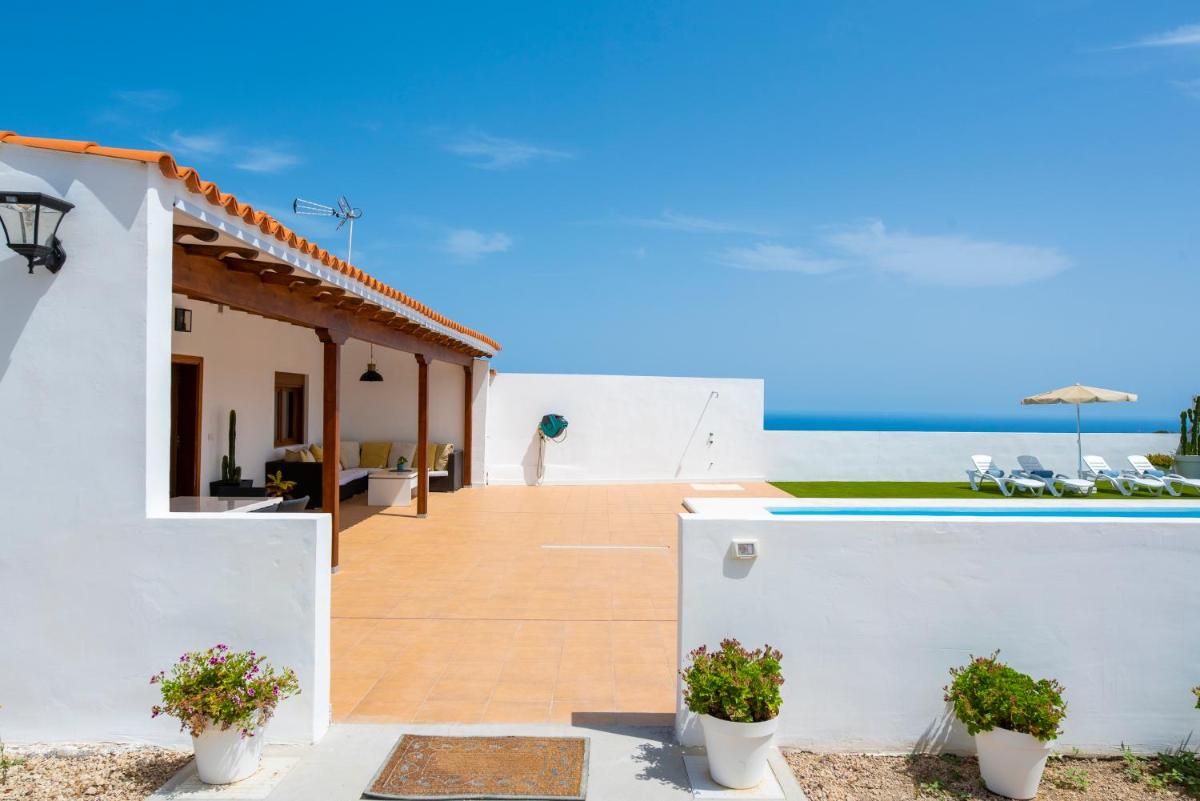 Image 5 of Private house with pool & garden