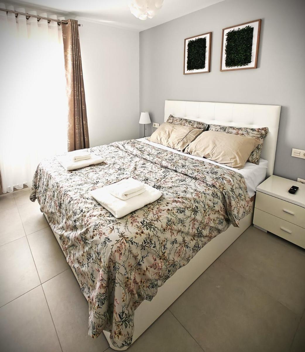 Image 3 of SUN APARTMENT – 3 bedrooms, priv parking, pool, AC, tv channels, fibre net